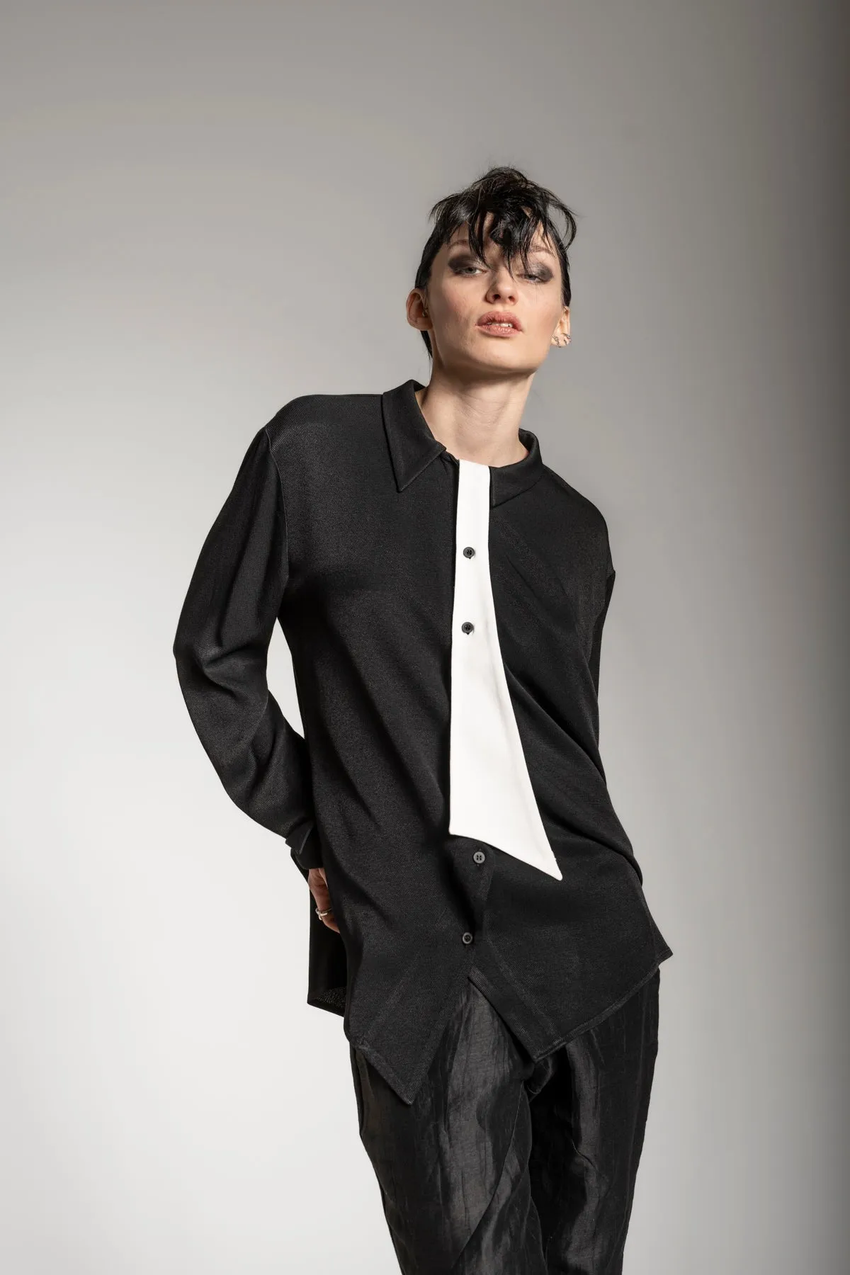 eigensinnig wien | Grace | Asymmetrische Bluse mit Krawatte für Frauen in Schwarz